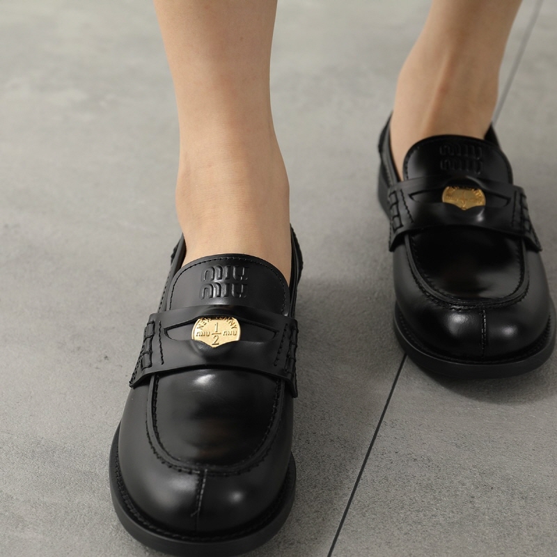 우 25SS 미우미우 가죽 로고 코인 페니 로퍼 블랙 5D773D ULX F0002